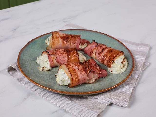 Рулетики с беконом и козьим сыром: простая и эффектная новогодняя закуска