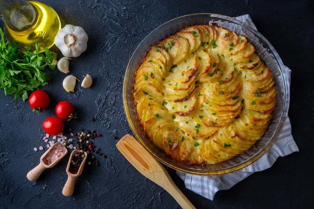 Необычный картофельный гратен: восхитительное сочетание копченого сыра и чеснока