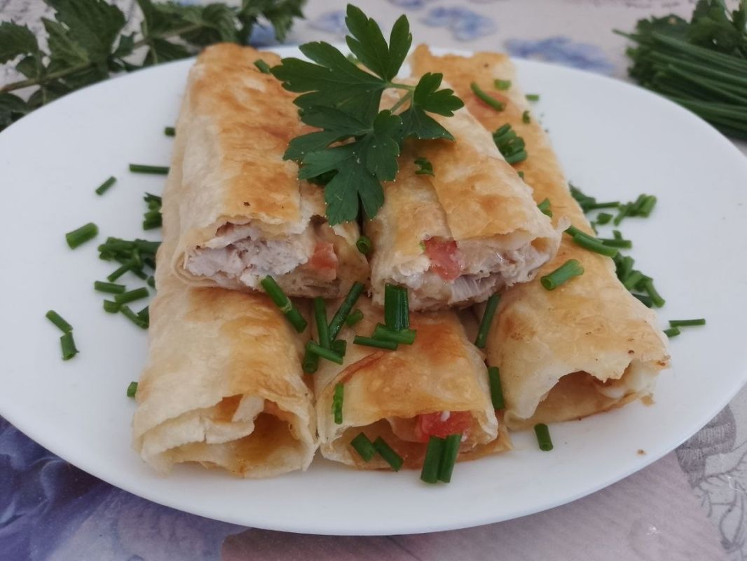 Лаваш с куриным мясом, сыром и помидорами: простое наслаждение