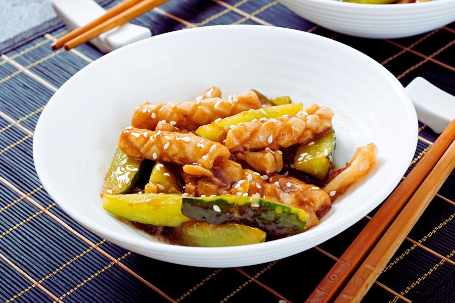 Азиатский салат с кальмарами и огурцами: свежесть и вкус в одном блюде