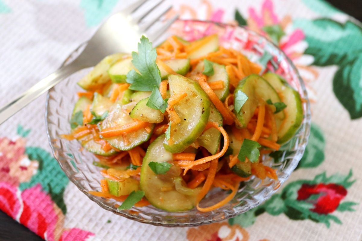 Острая симфония свежести: пряный салат из огурцов и моркови