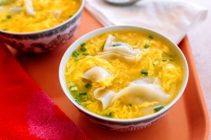 Теплый суп для уютного вечера: вонтоны и яичные ленты за считанные минуты