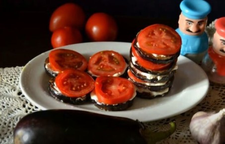 Ароматные жареные баклажаны с чесноком и помидорами: легкое и вкусное блюдо