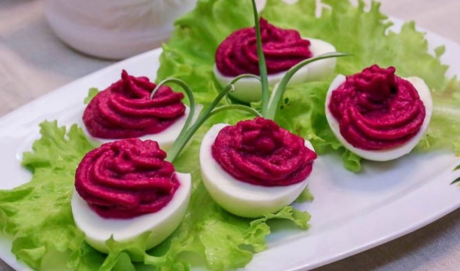 Яйца, фаршированные селедкой и свеклой: простая и вкусная закуска