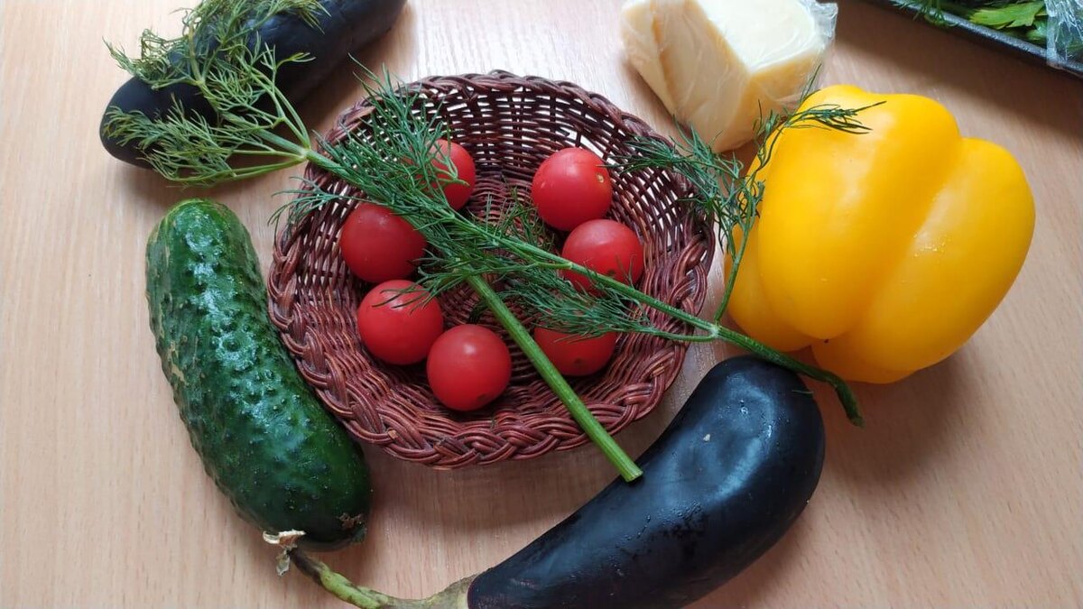 Летний салат с запеченными баклажанами: легкость и вкус на вашем столе