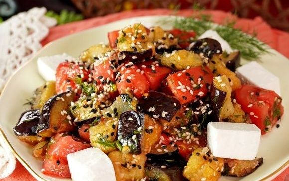 Нежный салат с баклажанами и фетой: идеальный для лета