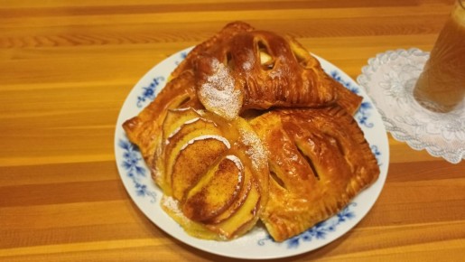 Вкусные слойки с яблоками: два простых способа приготовления