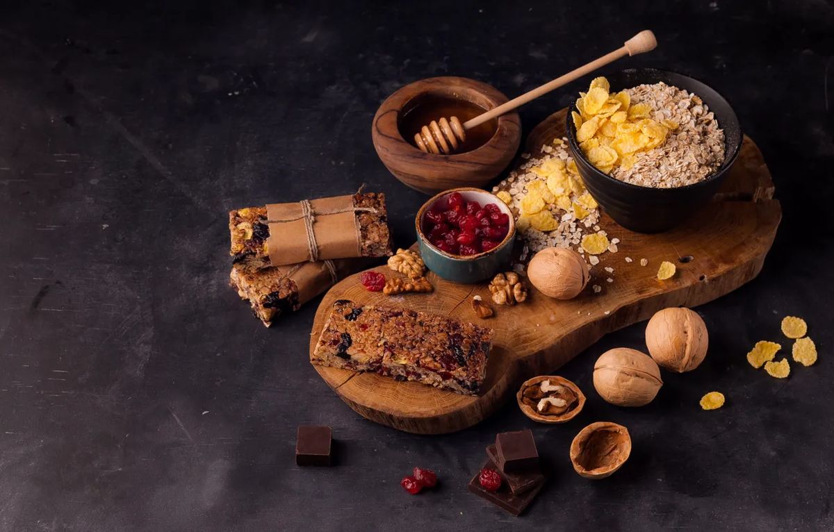 Популярность полезных сладостей: как домашние батончики и фадж заменяют магазинные