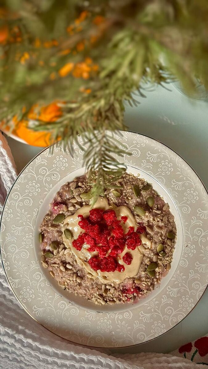 Нежный завтрак на утро 1 января: овсянка с малиной для восстановления