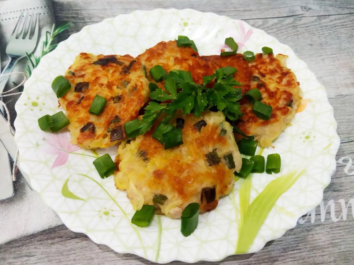 Необычные картофельные оладьи с фаршем и зеленым луком