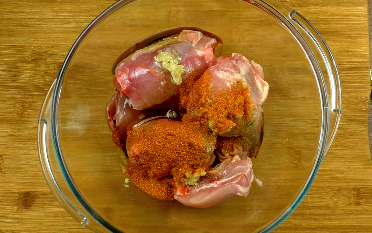 Необычное блюдо из капусты: тушёная капуста с курицей в рукаве