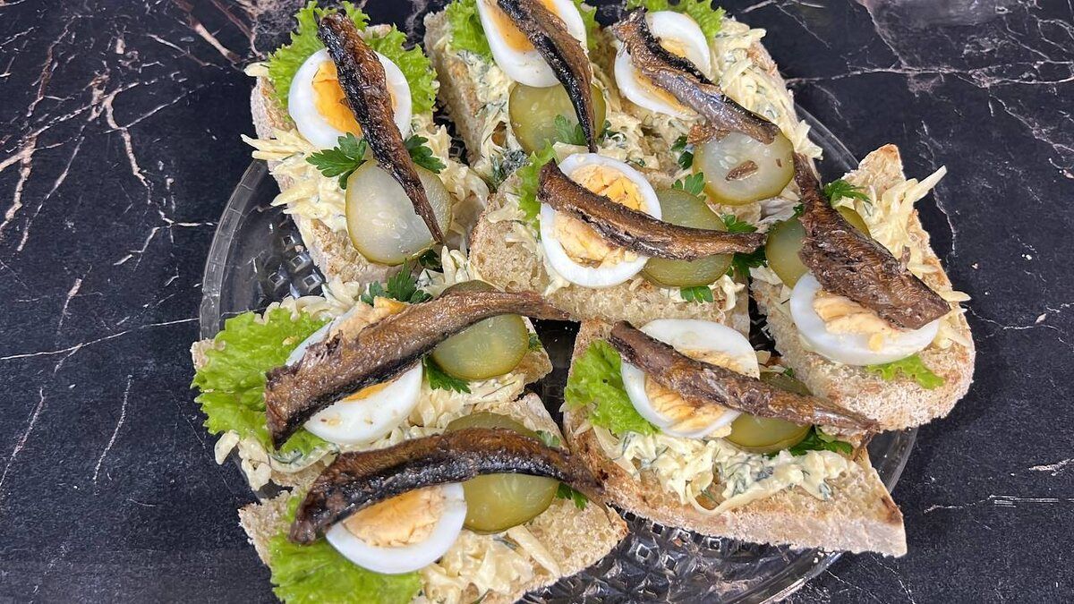Праздничные бутерброды со шпротами: быстро и вкусно