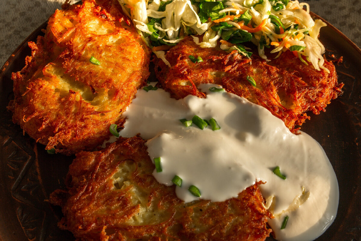 Как приготовить картофельные оладьи с морковью и зеленым луком