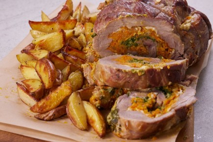 Вкусный рулет с бужениной и грибным соусом: мастер-класс от Саши Бельковича