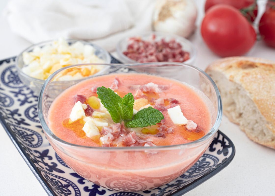 Нежный холодный овощной суп с ветчиной — идеальное лакомство для жарких дней