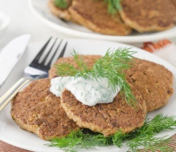 Сытные печёночные оладьи с оригинальным соусом