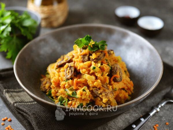 Нежное мясо куриных сердечек с чечевицей: идеальный ужин за 30 минут