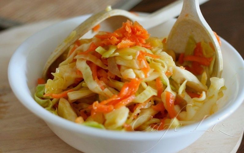 Салат из капусты с морковью и солеными огурцами