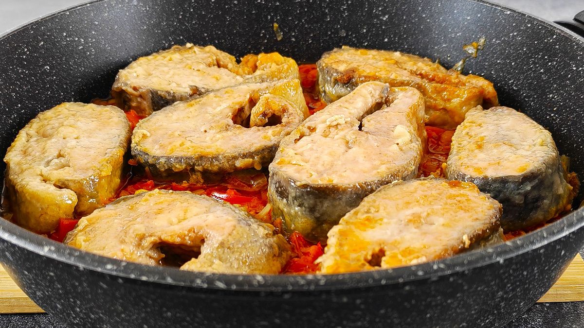 Сочная рыба с овощами: простой и вкусный рецепт на сковороде