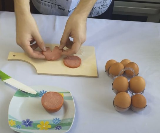 Идеальная яичница с колбасой для утреннего настроения