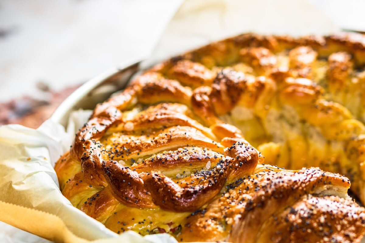 Нежный картофельный пирог с ветчиной и сыром: идеальное угощение для любого времени