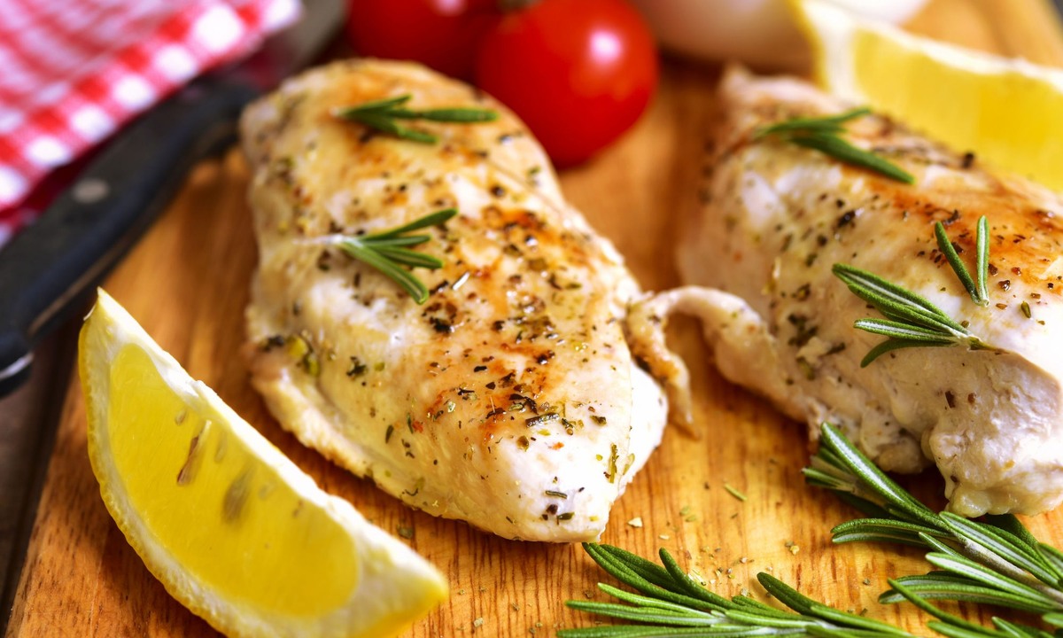 Ужин за полчаса: сочные куриные отбивные с чесночно-лимонным соусом