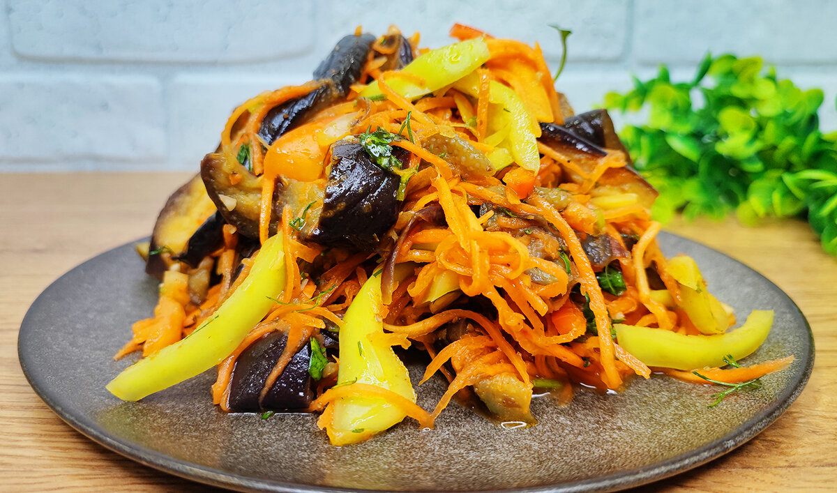 Яркий овощной салат с баклажанами: просто и вкусно