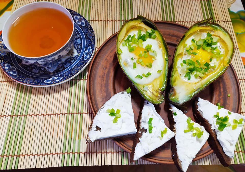 Яйца, запеченные в авокадо