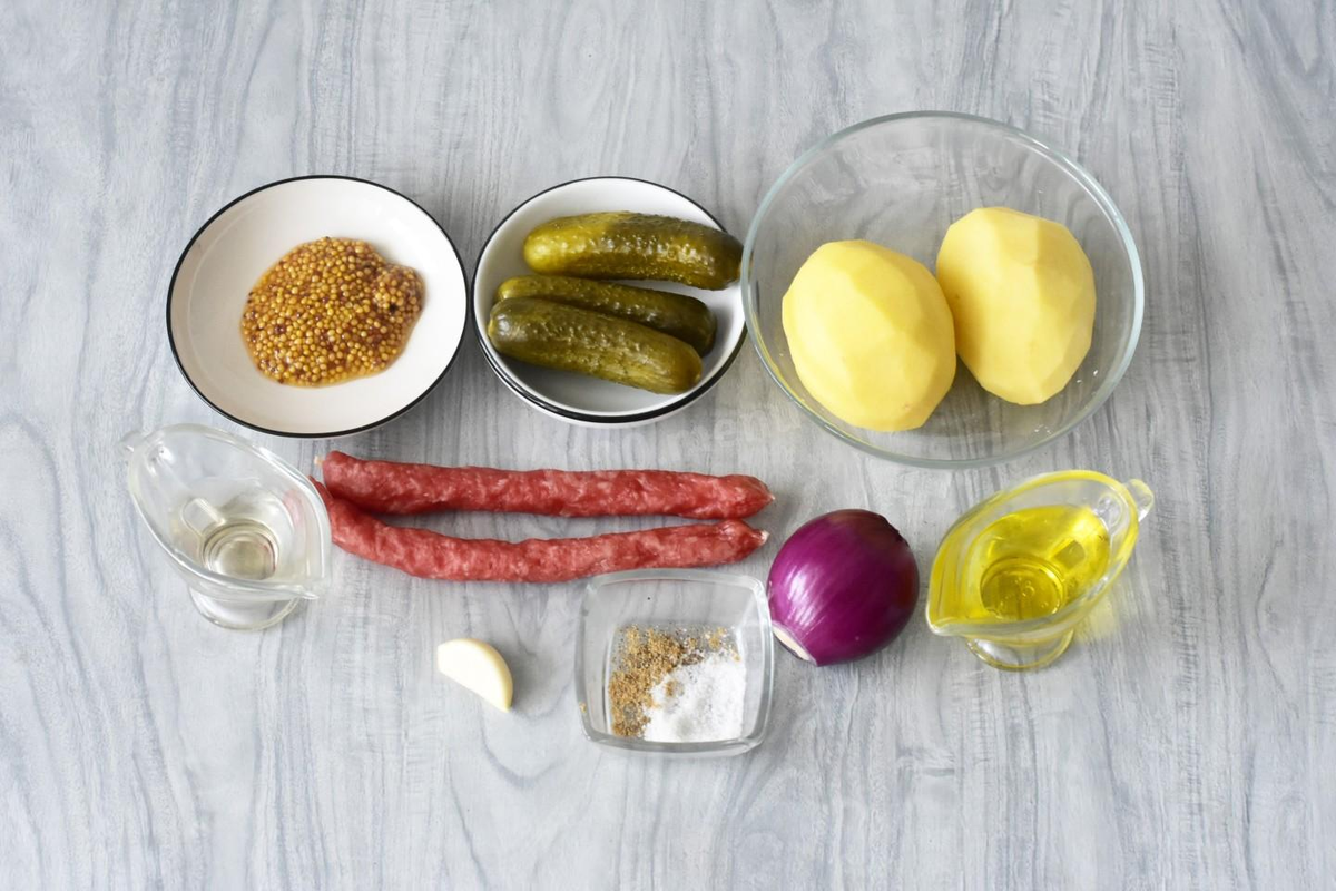 Баварский салат с охотничьими колбасками