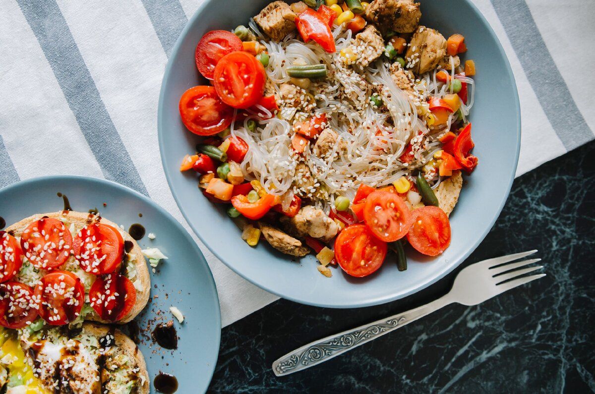 Как приготовить фунчозу с курицей и овощами: легкий и вкусный рецепт