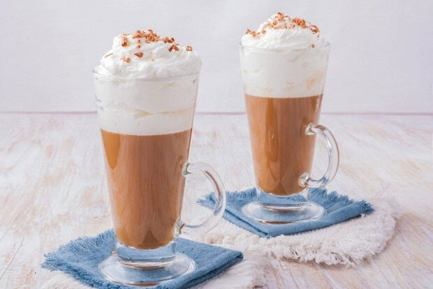 Нежный карамельный чай с молоком и взбитыми сливками