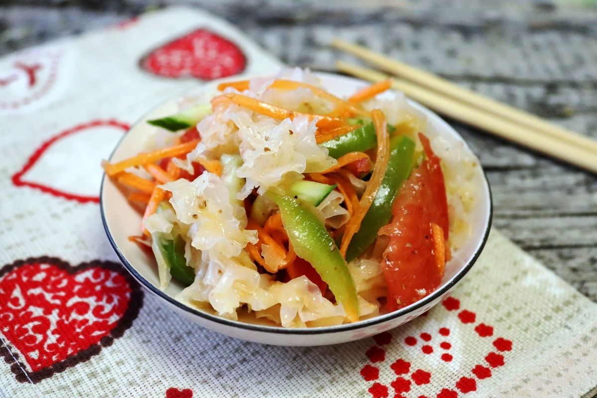 Овощной салат с древесными грибами по-корейски: вкусное начало шашлычного сезона