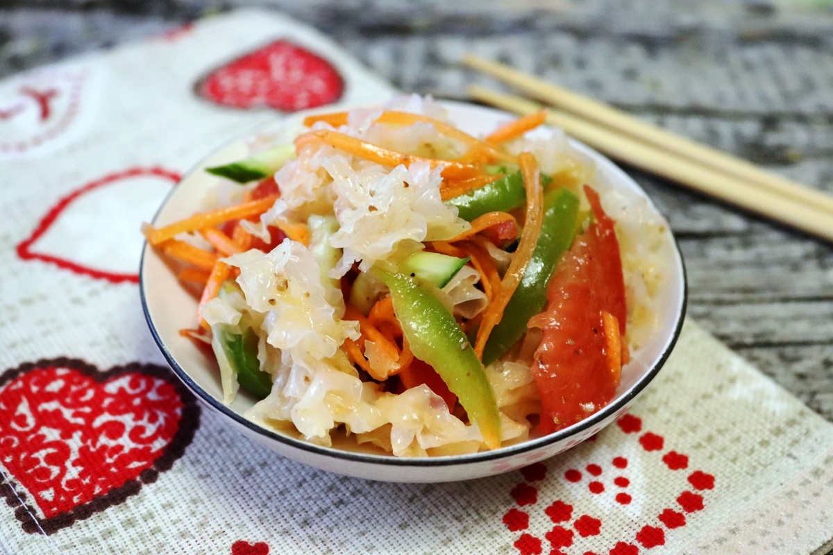 Овощной салат с древесными грибами по-корейски: вкусное начало шашлычного сезона