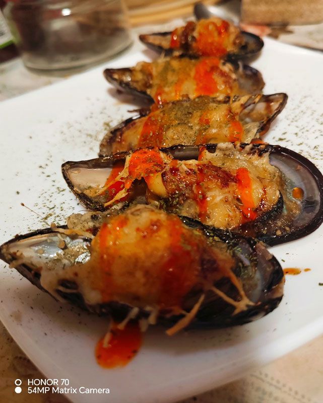 Нежные мидии под сырной корочкой: идеальный закуска