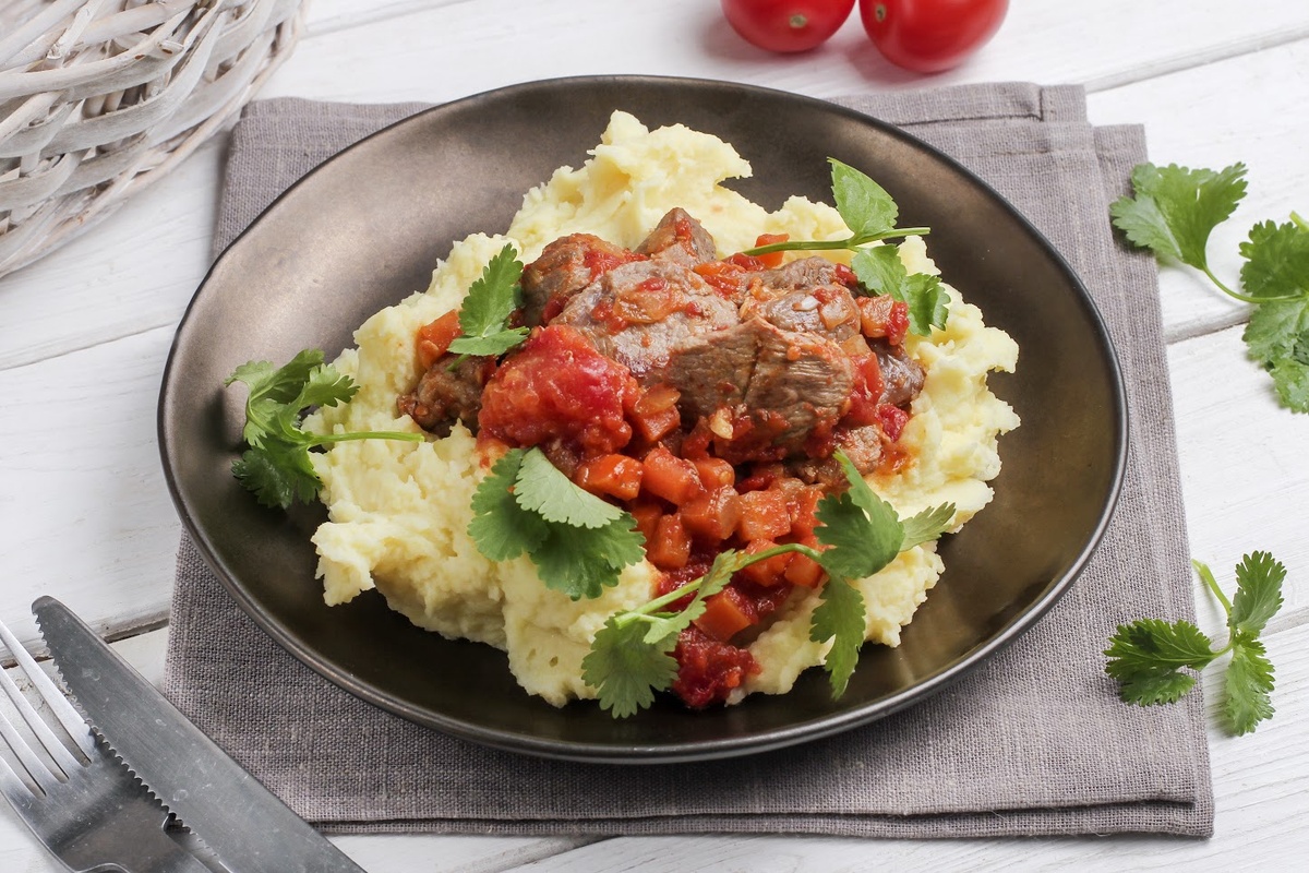 Как удивить гостей: вкусная баранина «Дархан» с овощами и пюре