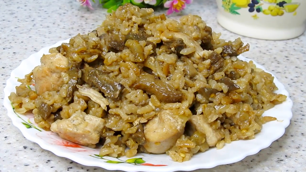 Ужин на сковороде: нежная индюшатина с овощами и рисом