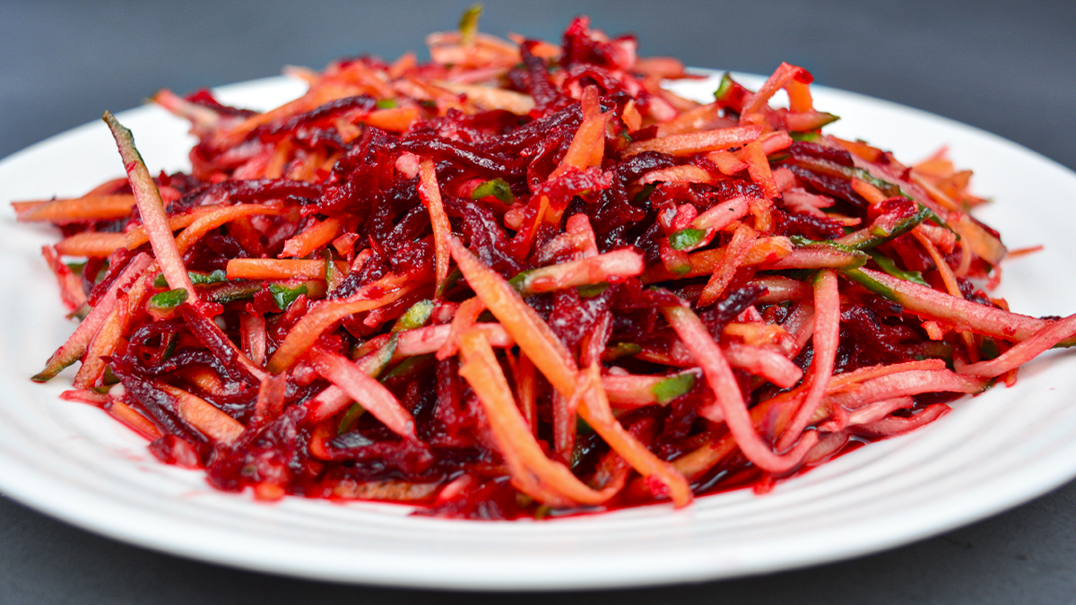 Салат из моркови и свеклы: вкусная порция витаминов за считанные минуты