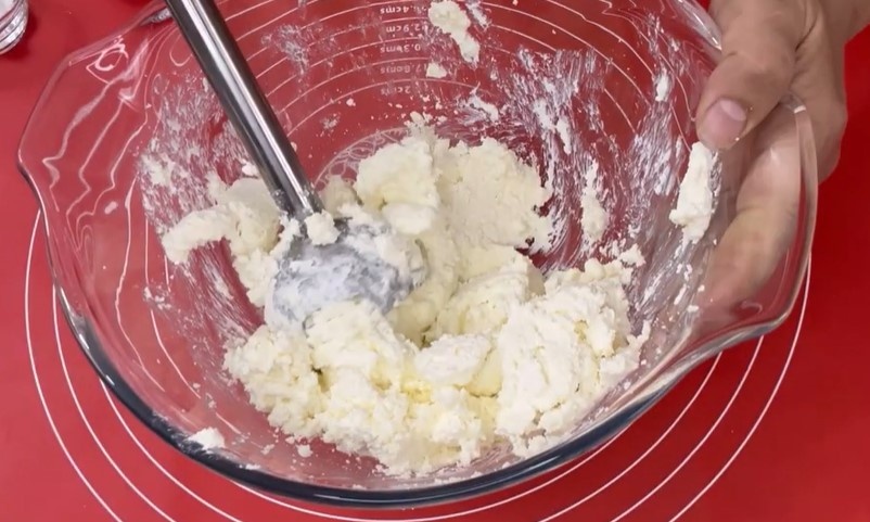 Творожное лакомство: легкое печенье и нежные сырники для идеального чаепития