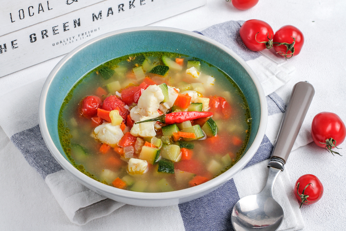 Весенний минестроне с треской и белой фасолью: легкий рецепт для теплых дней