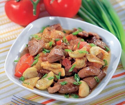 Насладитесь вкусом свинины с овощами: простой рецепт для семейного ужина