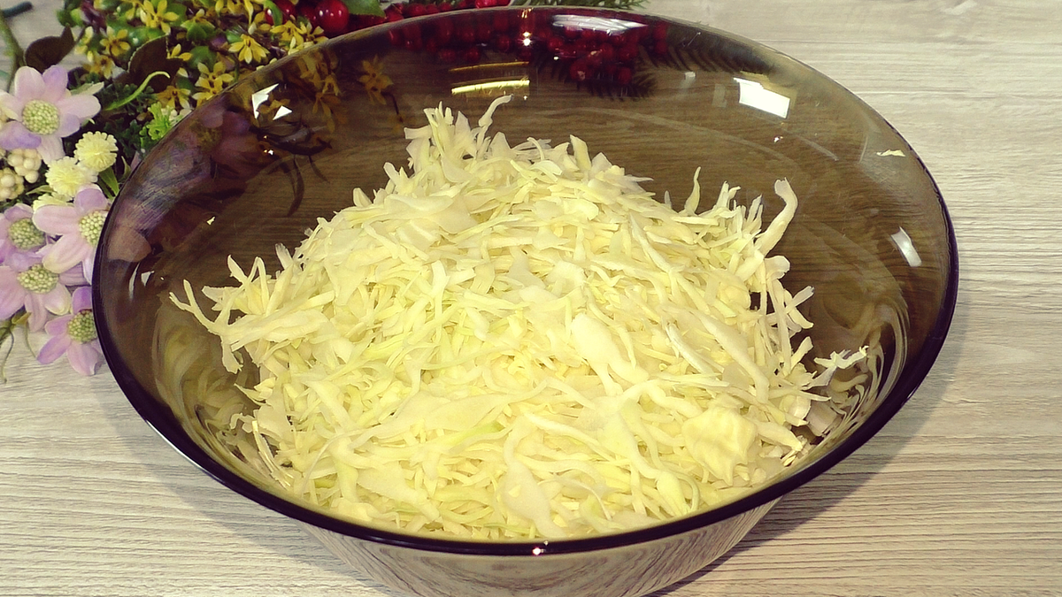 Витаминный салат с капустой, морковью и свеклой