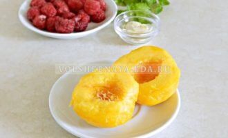 Изысканный десерт «Персик Мельба»