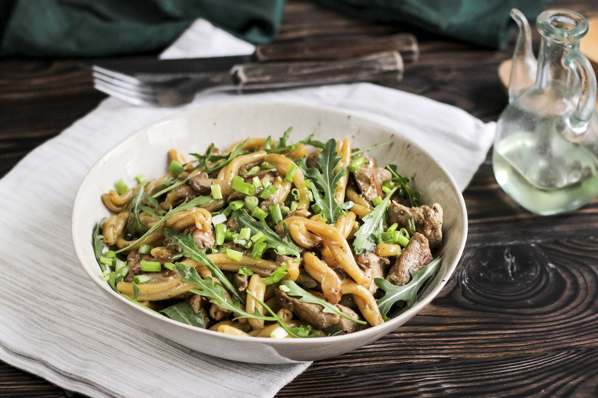 Паста с характером: казаречче со свининой и вешенками в песто