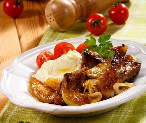 Простое и вкусное блюдо: свиные ребрышки с яблоками