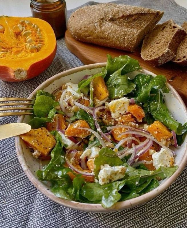 Салат “Каприз осени”: тыква с мёдом, мягкий сыр и вкус уюта