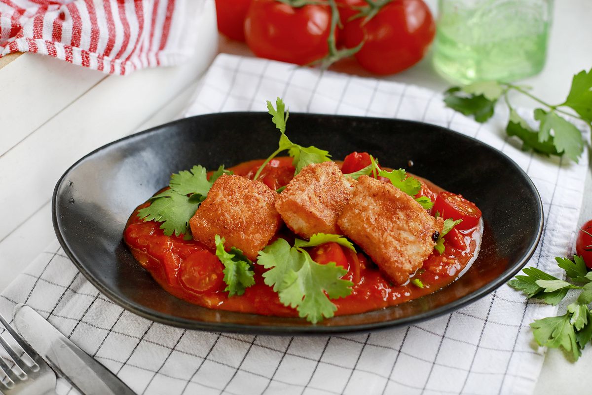 Филе белой рыбы в панировке с овощным соте