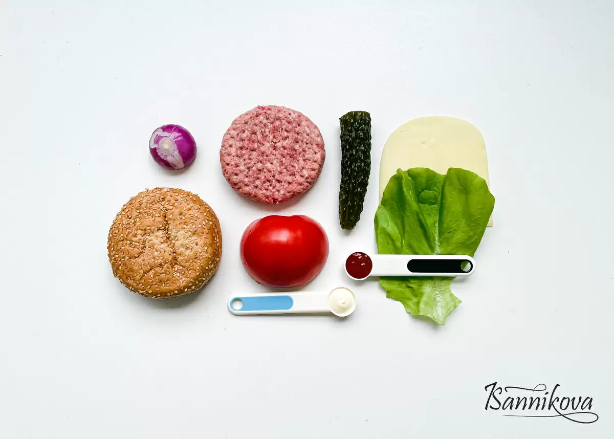 Новый взгляд на домашний бургер: сочное сочетание с огурцами и овощами