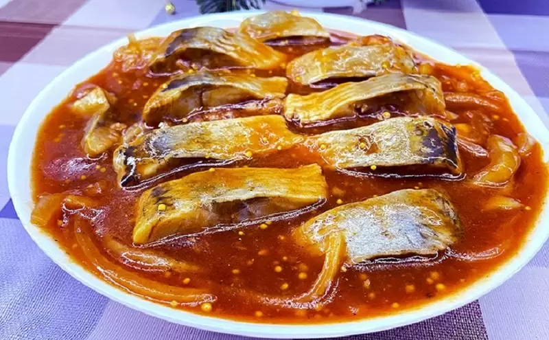 Секреты домашнего маринования сельди: как превратить простую закуску в гастрономический шедевр