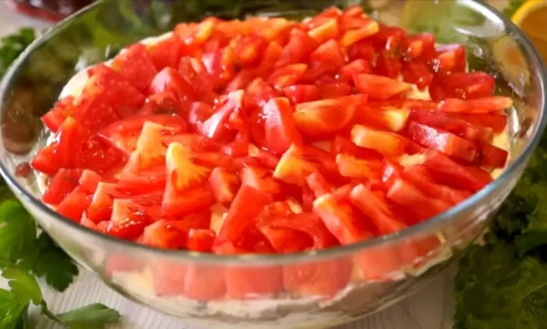 Праздничный салат с копченой курицей и грибами: секреты угощения для всей семьи