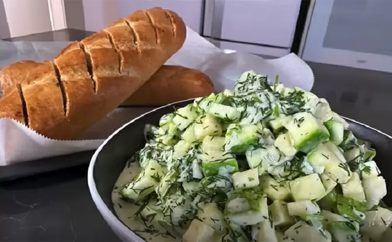 Летние свежести: самый аппетитный салат из молодых кабачков для пикника